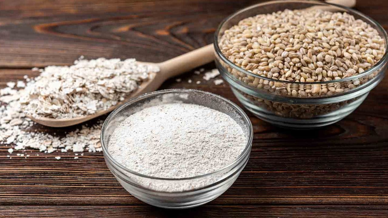 బార్లీ గింజల పొడిని కొద్దిగా గోరువెచ్చటి నీటితో కలిపి పేస్ట్ తయారు చేయాలి. ఈ పేస్ట్‌ను ముఖానికి రాసి 15 నిమిషాల పాటు ఆరనివ్వాలి. ఆ తరువాత గోరువెచ్చటి నీటితో శుభ్రం చేయాలి. ఈ ప్యాక్ చర్మం మీద మృత కణాలను తొలగించి దానిని కాంతివంతంగా మార్చుతుంది.