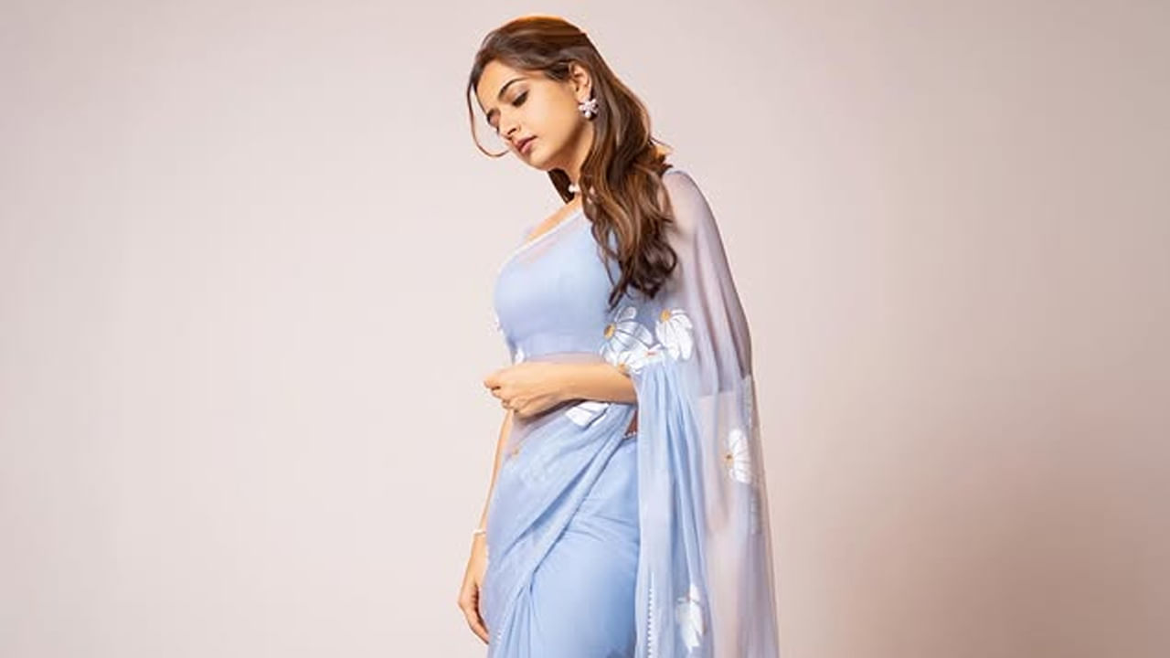 2023లో అమిగోస్ చిత్రంలో హీరోయిన్ గా తెలుగు తెరకు పరిచయం అయింది. గత ఏడాది నా సామీ రంగ చిత్రంలో కనిపించింది. ఈ రెండు సినిమాలు ఆశించిన విజయాన్ని అందుకోలేకపోయిన.. తన అందంతో తెలుగు కుర్రాళ్ల మనుసు దోచేసింది ఈ బ్యూటీ. ప్రస్తుతం తెలుగు విశ్వంభరలో నటించింది. 