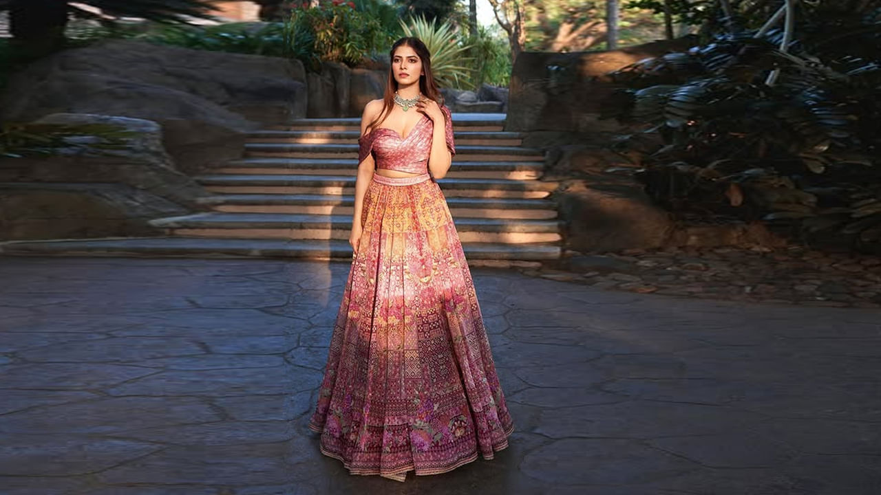 తన తండ్రిలనే సినిమాటోగ్రాఫర్‌గా లేదా దర్శకురాలిగా అవ్వాలన్న ఆశతో ముంబైలోని విల్సన్ కాలేజీలో మాస్ మీడియాలో డిగ్రీ పూర్తి చేసింది. ప్రముఖ మలయాళ నటుడు మమ్ముట్టి నటించిన ఫెయిర్‌నెస్ క్రీమ్ కోసం కమర్షియల్ షూట్‌కి ఆమె తన తండ్రితో కలిసి వెళ్లింది.