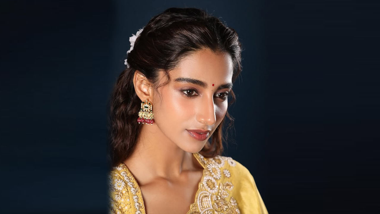 1 ఫిబ్రవరి 1997 సంవత్సరంలో హర్యానా రాష్ట్రంలోని పంచకులలో పుట్టి పెరిగింది అందాల భామ మీనాక్షి చౌదరి. ఈ ముద్దుగుమ్మ తండ్రి B.R చౌదరి భారత ఆర్మీ సైన్యంలో కల్నల్ గా పని చేసారు. 2018 జనవరిలో అయన మరణించారు.