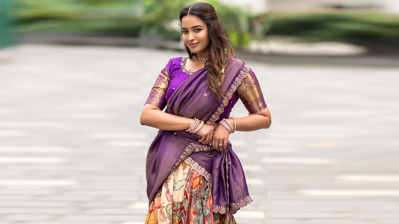 పూజిత పొన్నాడ షార్ట్ ఫిల్మ్‌లతో నటన ప్రారంభించే ముందు టాటా కన్సల్టెన్సీ సర్వీసెస్‌లో సాఫ్ట్‌వేర్ ఇంజనీర్‌గా పనిచేసింది. 2016లో నాగార్జున, కార్తీ మల్టీస్టారర్ చిత్రం ఊపిరిలో గేలరీ మేనేజర్ గా సినీరంగ ప్రవేశం చేసింది ఈ బ్యూటీ.