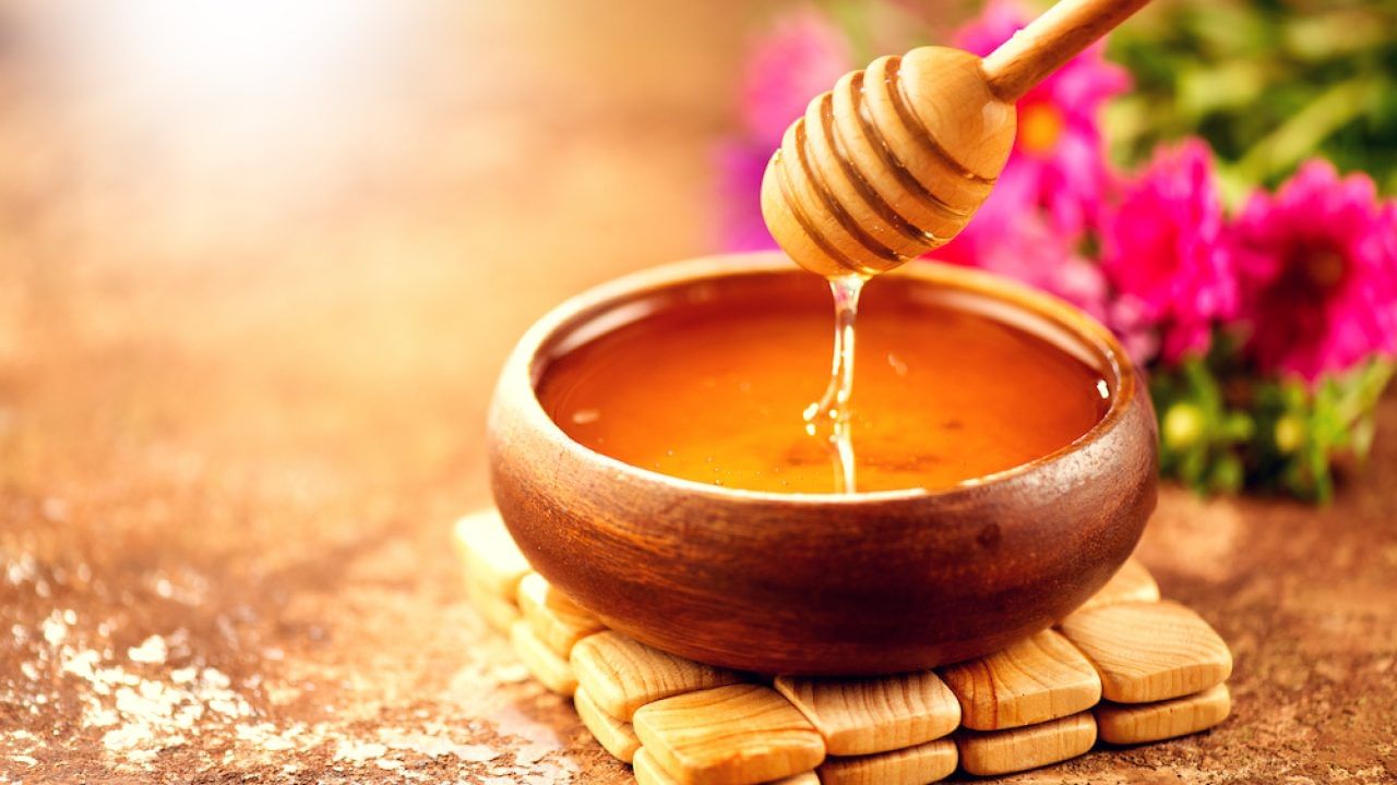 బాదం, గంధం పొడి, వేపాకుల పేస్టు కలిపి రాస్తే.. ముఖంపై ఉండే మురికి పోయి.. మంచి గ్లోయింగ్ స్కిన్ పొందుతారు. ఫేస్ తాజాగా కనిపిస్తుంది. ఆరెంజ్ జ్యూస్‌ రాసినా ముఖానికి మంచి గ్లో వస్తుంది. ఆరెంజ్ జ్యూస్‌లో కొద్దిగా పసుపు కలిపి.. ముఖానికి పట్టిస్తే.. మురికి అంతా పోతుంది.
