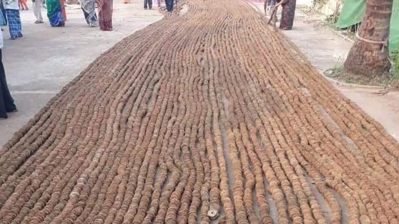 అంతేకాదు సంక్రాంతి నుంచి సూర్యుడు ఉత్తరాయణంలోకి అడుగు పెడతాడు. క్రమంగా వాతావరణంలో ఎండ వేడి పెరుగుతుంది. ఈ మార్పుని తట్టుకోలేక శరీరం ఇబ్బంది పడుతుంది. అప్పుడు జీర్ణసంబంధమైన సమస్యలు ఏర్పడవచ్చు. అయితే ముందు రోజు అంటే భోగి రోజున ఇలా మంటలు వేయడం వలన వాతారణంలో రానున్న మార్పుకి శరీరాన్ని రెడీ చేసినట్లు అవుతుంది.