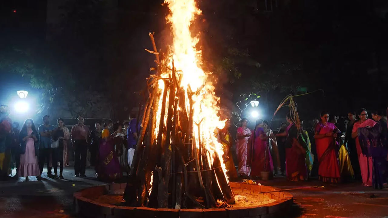 భగ' అనే పదం నుంచి భోగి' అన్న మాట పుట్టిందని చెబుతారు. భగ అంటే మంటలు లేదా వేడిని పుట్టించడం అని అర్థం. దక్షిణాయనంలో ప్రజలు తాము పడిన కష్టాలను, బాధలను అగ్ని దేవుడికి ఆహుతిచేస్తూ రాబోయే ఉత్తరాయణంలో సుఖసంతోషాలను ఇమ్మని కోరుతూ వేసే మంటలు భోగి మంటలు అని నమ్మకం.