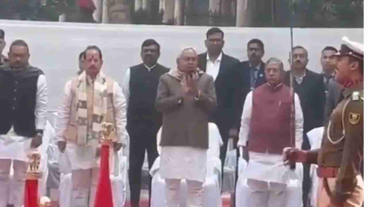 Watch Video: మ‌హాత్మాగాంధీకి నివాళ్లులర్పిస్తూ బీహార్ సీఎం వింత ప్రవర్తన.. దుమారం రేపుతున్న వీడియో!