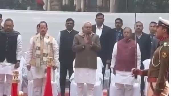 Watch Video: మహాత్మాగాంధీకి నివాళ్లులర్పిస్తూ బీహార్ సీఎం వింత ప్రవర్తన.. దుమారం రేపుతున్న వీడియో!