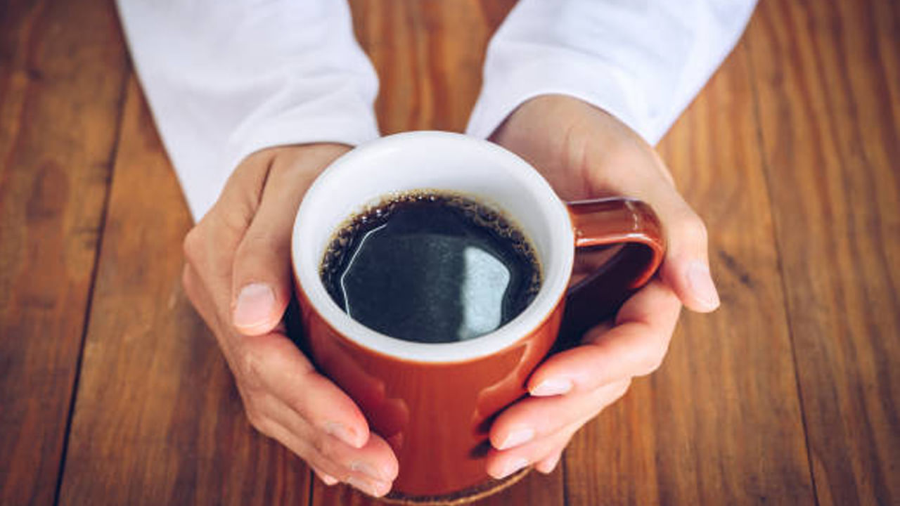 ఈ బ్లాక్ కాఫీని పాలు, చక్కెర కలపకుండా తయారుచేసే ఒక సాధారణ కాఫీ. ఇది వేడి నీటిలో కాఫీ గింజలను మరిగించడం ద్వారా తయారుచేస్తారు. ఇది బలమైన, చేదు రుచిని కలిగి ఉంటుంది. బ్లాక్ కాఫీలో కేలరీలు తక్కువగా ఉంటాయి. జీవక్రియను పెంచడానికి సహాయపడుతుంది. ఇది బరువు తగ్గడానికి లేదా ఆరోగ్యకరమైన బరువును నిర్వహించడానికి సహాయపడుతుంది.