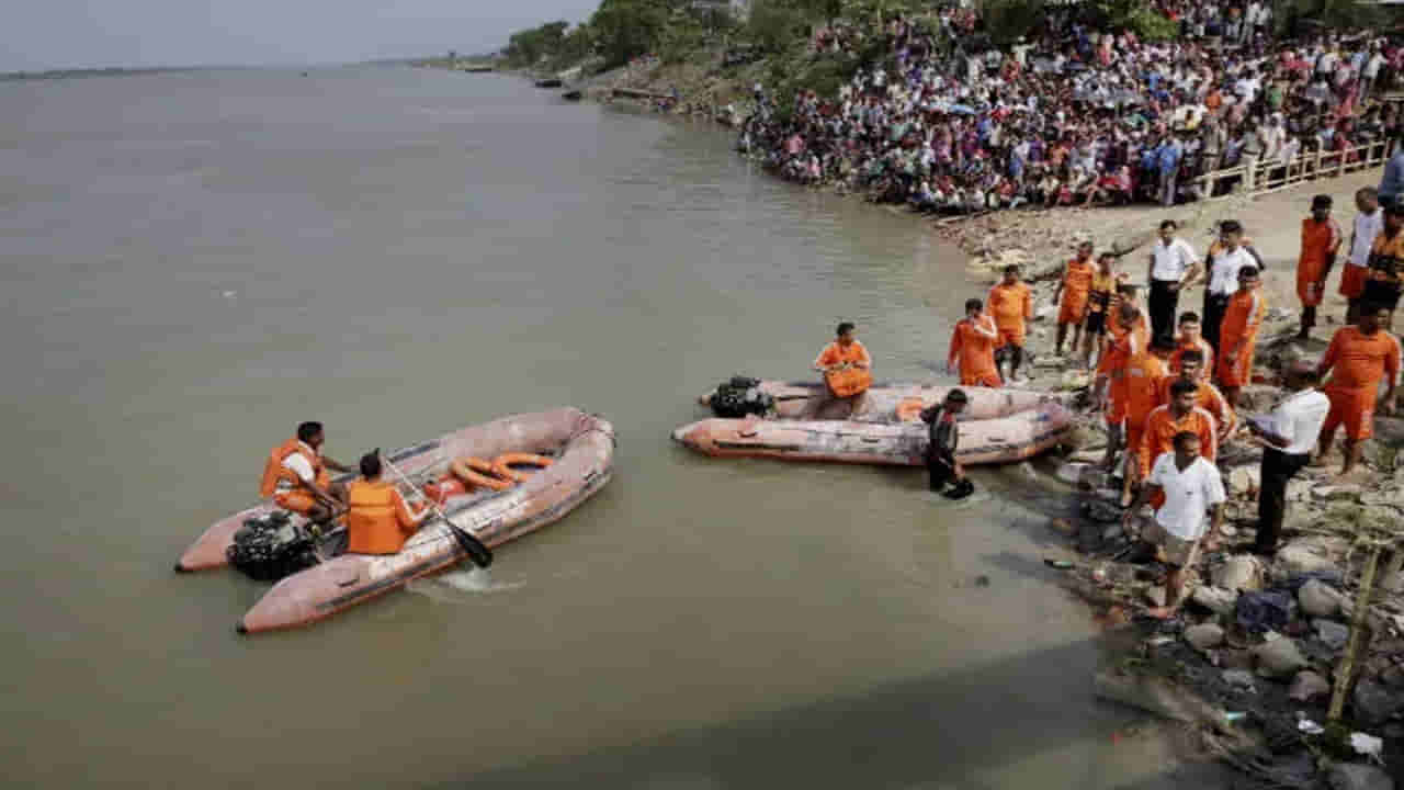 గంగానదిలో ఘోర ప్రమాదం.. 18 ప్రయాణికులతో వెళ్తున్న బోటు బోల్తా.. పలువురు గల్లంతు..