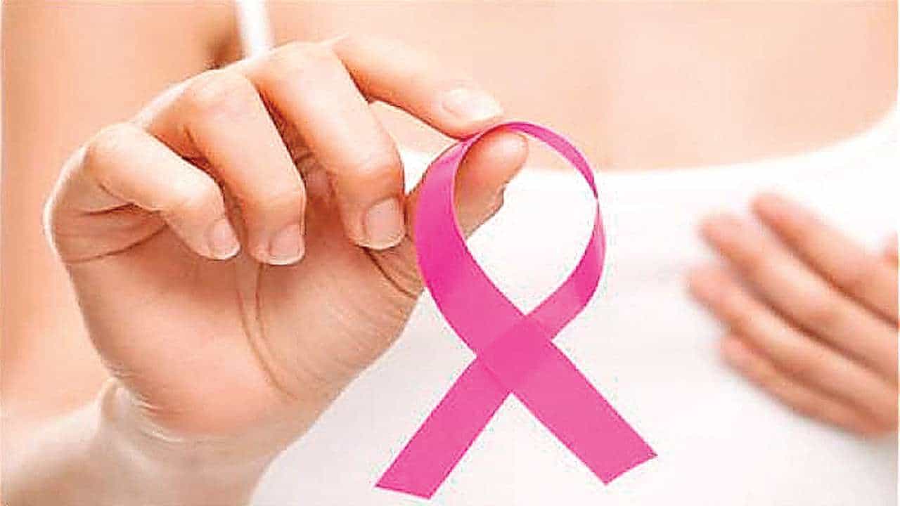 క్యాన్సర్ను సమర్థవంతంగా ఎదుర్కోవడానికి ముందస్తుగా గుర్తించడం కీలకం. క్రమం తప్పకుండా పరీక్షలు చేయించుకోవడం వల్ల క్యాన్సర్ను ముందుగానే గుర్తించి, అవసరమైన చికిత్స సకాలంలో అందించడానికి వీలుంటుంది.