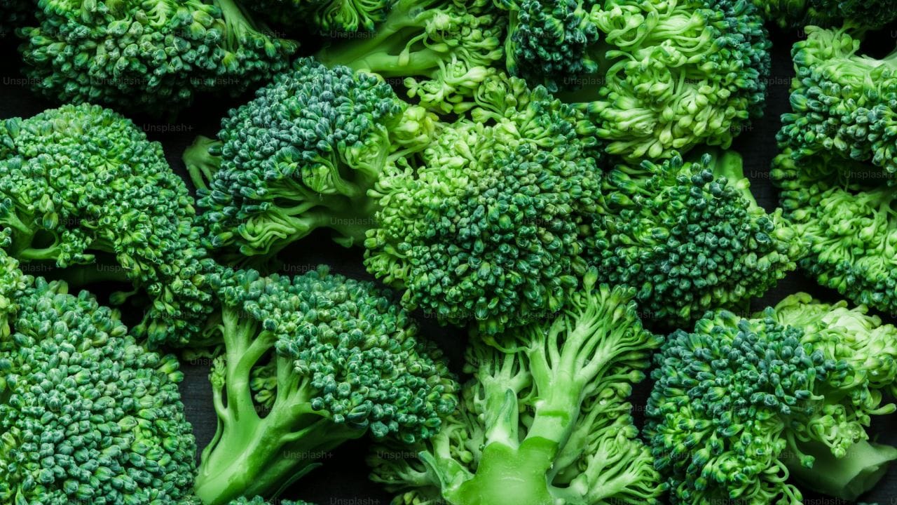 బ్రోకలీలో కాల్షియం, విటమిన్ K అధికంగా ఉంటాయి. ఈ రెండూ ఎముకల ఆరోగ్యానికి, బోలు ఎముకల వ్యాధి నివారణకు తోడ్పడతాయి. ఇందులో ఫైబర్స్, కొవ్వు ఆమ్లాలు, విటమిన్లు శరీరంలో రక్తపోటును నియంత్రించడంలో సహాయపడతాయి, గుండె ఆరోగ్యానికి మేలు చేస్తాయి. అంతేకాకుండా, చెడు కొలెస్ట్రాల్‌ను తగ్గించడంలో సహాయపడతాయి. రక్త నాళాలు దెబ్బతినకుండా రక్షించడంలో కూడా సహాయపడుతుంది.