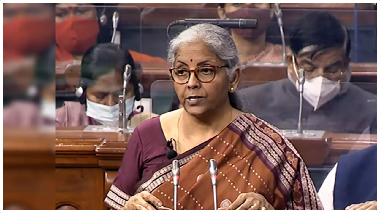 ప్రస్తుత ఆర్థిక మంత్రి నిర్మలా సీతారామన్‌ పేరిట ఇప్పటి వరకు సుదీర్ఘ బడ్జెట్ ప్రసంగం రికార్డు ఉంది. బడ్జెట్ 2020 సమయంలో ఆమె 2 గంటల 42 నిమిషాల ప్రసంగం చేశారు. ఆసక్తికరకర విషయం ఏంటంటే ఆమె ఇంత ప్రసంగం చేసినప్పటికీ ఈ ఇంకా బడ్జెట్ ప్రసంగం 2 పేజీలు మిగిలి ఉన్నాయి. ఇక దేశంలో అతి తక్కువ ప్రసంగం ఎవరు చేశారో మీకు తెలుసా? 1977లో ఆర్థిక మంత్రి హిరుభాయ్ ముల్జీభాయ్ పటేల్ అతి చిన్న ప్రసంగం చేశారు. ఆయన ప్రసంగం కేవలం 800 పదాలు మాత్రమే.