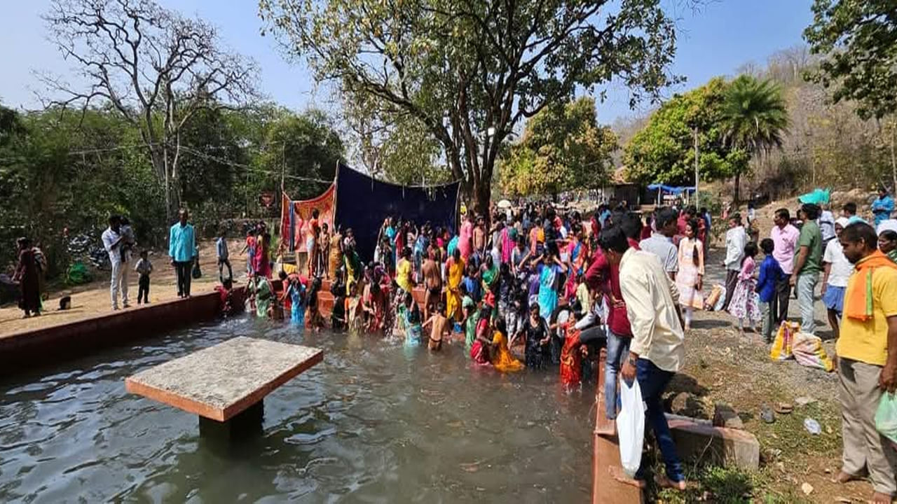 వివరాల్లోకి వెళితే.. ప్రతి ఏటా మాఘ అమవాస్య రోజున ఘనంగా నిర్వహించబడే జాతర, ఇవన్నీ ఎల్లారెడ్డిపేట మండలంలోని అక్కపల్లి గ్రామ  శ్రీ బుగ్గ రామలింగేశ్వరస్వామి ఆలయ పరిసరాల ప్రాముఖ్యత, దేవాలయ ప్రాంగణంలో బండరాళ్ల మధ్య నుండి సన్నని జలధార ఇక్కడ ఉన్న  మహాత్యం.. నిరంతరం ఈ జల ధార ప్రవహిస్తూ ఉండడడంతో బుగ్గ రామలింగేశ్వరస్వామి ఆలయం అని పేరు వచ్చింది. వందల సంవత్సరాల క్రితం ఈ ఆలయ ప్రాంతంలో మునులు తపస్సుచేసి శివలింగాన్ని  ప్రతిష్టించిన విగ్రహంపై ఈ దేవాలయంలోని లింగమూర్తి అని ఇక్కడి ప్రజలు పిలుస్తూ కథలుగా చెప్పు కుంటారు. అంతే కాకుండా ఈ ప్రాంతంలో మునులు నడియాడడం వల్లనే ఎవరికి అంతుచిక్కని రీతిలో బండరాళ్ల మధ్యలో నుండి నీటి  ప్రవాహం ఉంటుందని భక్తులు నమ్ముతారు.