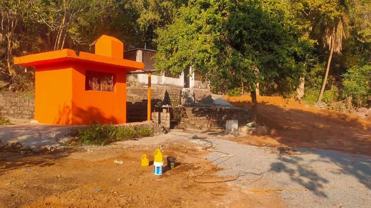 ఆలయానికి ఎలా వెళ్లాలి?: ఎల్లారెడ్డిపేట మండల కేంద్రం నుండి 6 కిలోమీటర్ల దూరంలో దట్టమైన అటవీ ప్రాంతంలో ఈ దేవాలయం ఉన్నది. ప్రతి సంవత్సరం మాఘ అమావాస్య రోజు ఉగాది, శ్రీరామ నవమి రోజుల్లో ఉత్సవాలు ఘనంగా జరుగుతాయి. ఈ ఉత్సవాలను తిలకించడానికి చుట్టపక్కల గ్రామాల ప్రజలతోపాటు ఇతర మండలాలైన కోనరావుపేట, మాచారెడ్డి, గంభీరావుపేట, ముస్తాబాద్ మండలాలకు చెందిన వారు అత్యధికంగా వస్తుంటారు. మండల కేంద్రం నుండి ప్రస్తుతం బస్సులతో పాటు ఆటోలు అందుబాటులో ఉంటాయి. 