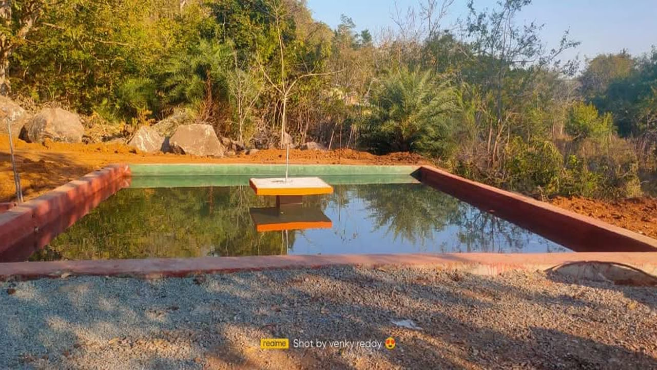 కరువులోనూ తరగని జలనిధి: రాళ్లమధ్యలో పారుతున్న నీటిని బుగ్గగా పిలుస్తారు. ఈ బుగ్గ ద్వారా వచ్చే నీరు ఎంతటి కరువు సమయంలో కూడా పారుతుండడం విశేషం. వందల సంవత్సరాల క్రితం ఈ ప్రాంతంలో మునులు తపస్సు చేసి తమ పూజా కార్యక్రమాలకు అనువుగా ఉండేలా శివలింగాన్ని ప్రతిష్ఠించినట్లు ఇక్కడ కథరూపంలో ఉంది. మునులు నడియాడిన ప్రాంతం వలనే ఈ. బండరాళ్ల మధ్యలో నుండి నీరు సన్నని ధారలాగా ప్రవహిస్తుందడంతో అలయానికి బుగ్గ రామలింగేశ్వరుడుగా నామకరణం చేశారు. ఈ బుగ్గద్వారా వచ్చిన నీరు ఆలయ సమీపంలో ఉండే కోనేరులోకి వస్తుంది. కోనేరులో భక్తులు స్నానాలు ఆచరించి రామలింగేశుని దర్శనం చేసుకుంటే జన్మ జన్మల పుణ్యం దక్కుతుందని భక్తులు నమ్ముతారు. ఈ కోనేరు నిండుగా పారే నీటిని ఈ ప్రాంత వాసులు తమ పొలాలకు పారించుకొని పంటలు పండిస్తారు. అలాగే భక్తులు కోనేరులోని ఈ నీటిని బాటిల్లలో ఇంటికి తీసుకెళ్తారు. సుదూరప్రాంతాలకు చెందిన రైతులు బాటిల్లలో తీసుకెళ్లిన ఈ నీటిని తమ పంటపొలాల్లో చల్లుకోవడం వలన చీడపురుగుల బారినుండి కపాడుకుంటారు.