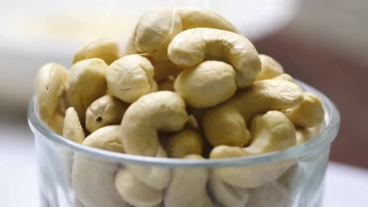 ఇతర మూత్ర పిండాల సమస్యలు ఉన్నవారు కూడా జీడిపప్పుకు దూరంగా ఉండటం మంచిది. ఎందుకంటే ఇందులో ఆక్సలేట్, ఫాస్పరస్ ఉంటుంది. ఇది కిడ్నీలకు అంత మంచిది కాదు. డయాబెటీస్, థైరాయిడ్ ఉన్నవారు కూడా జీడిపప్పు తినకూడదు.