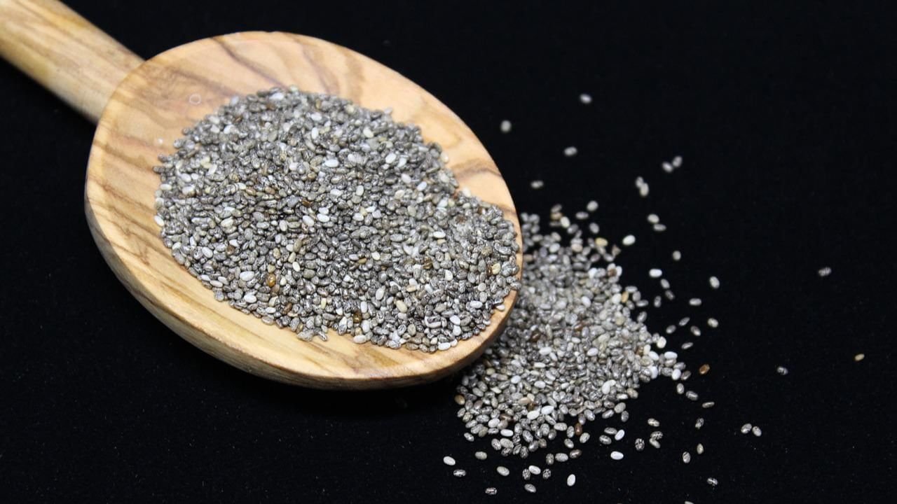 హెయిర్ ఫాల్ సమస్య ఉన్నవారు ప్రతి రోజూ ఓమేగా 3 ఫ్యాటీ యాసిడ్స్, ప్రోటీన్, జింక్, ఇనుము ఉన్న ఆహారాలను తీసుకోవాలి. ఇవన్నీ చియా సీడ్స్‌లో లభిస్తాయి. కాబట్టి ప్రతి రోజూ చియా సీడ్స్ తీసుకుంటే హెయిర్ ఫాల్ సమస్య కంట్రోల్ అవుతుంది.
