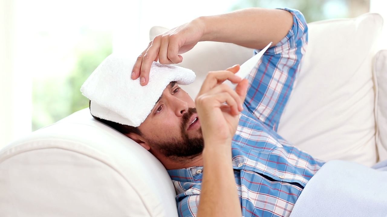 వాతావరణంలో పరిస్థితులు మారినా, శరీరంలో ఇమ్యూనిటీ పవర్ తగ్గినా జ్వరం వస్తూ ఉంటుంది. జ్వరం వచ్చినప్పుడు ఏమీ తినాలనిపించదు. నోరంతా చప్పగా లేదా చేదుగా అనిపిస్తుంది. జ్వరం వచ్చినప్పుడు కూడా చాలా మందికి క్రేవింగ్స్ ఉంటాయి. చికెన్ బిర్యానీ, చికెన్తో చేసిన రెసిపీలు తింటూ ఉంటారు.