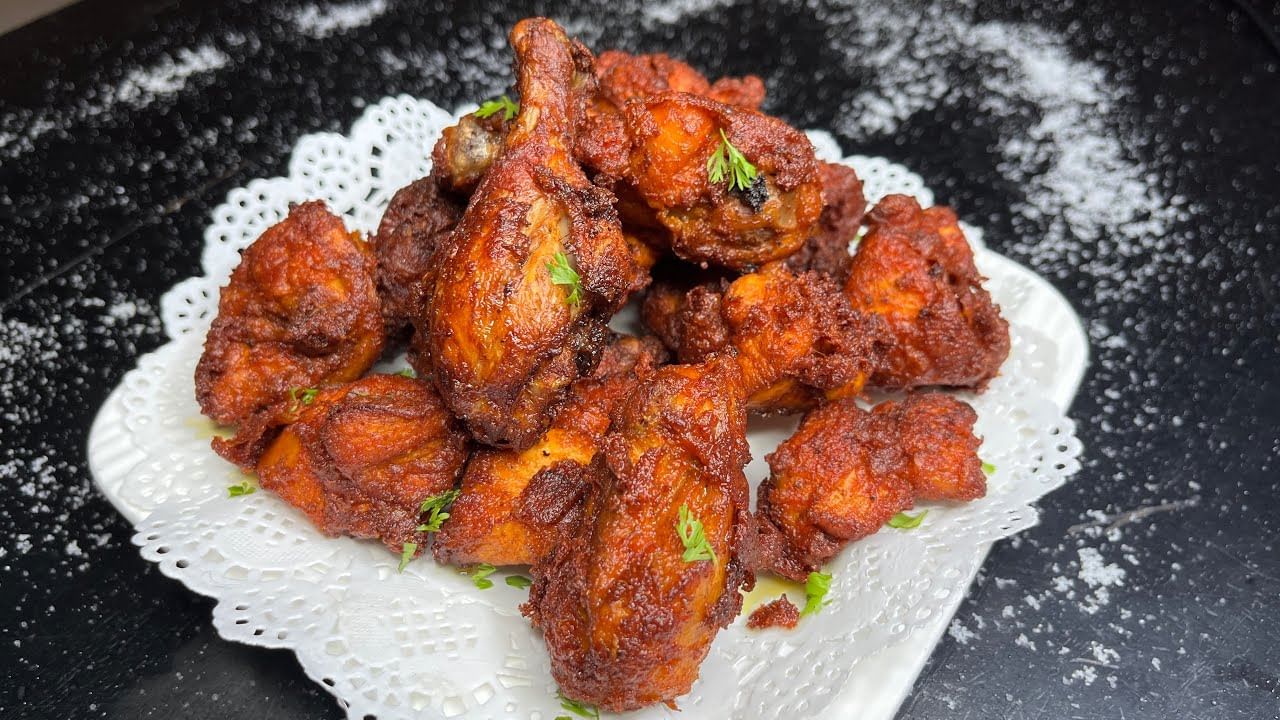 ఇలా మసాలాలతో చేసిన చికెన్ తినకూడదని, కారాలు తక్కువగా ఉండేలా చూసుకోవాలి. జ్వరంగా ఉన్న టైమ్లో చికెన్ సూప్స్ వంటివి తాగితే మంచి ఉపశమనం లభిస్తుంది.