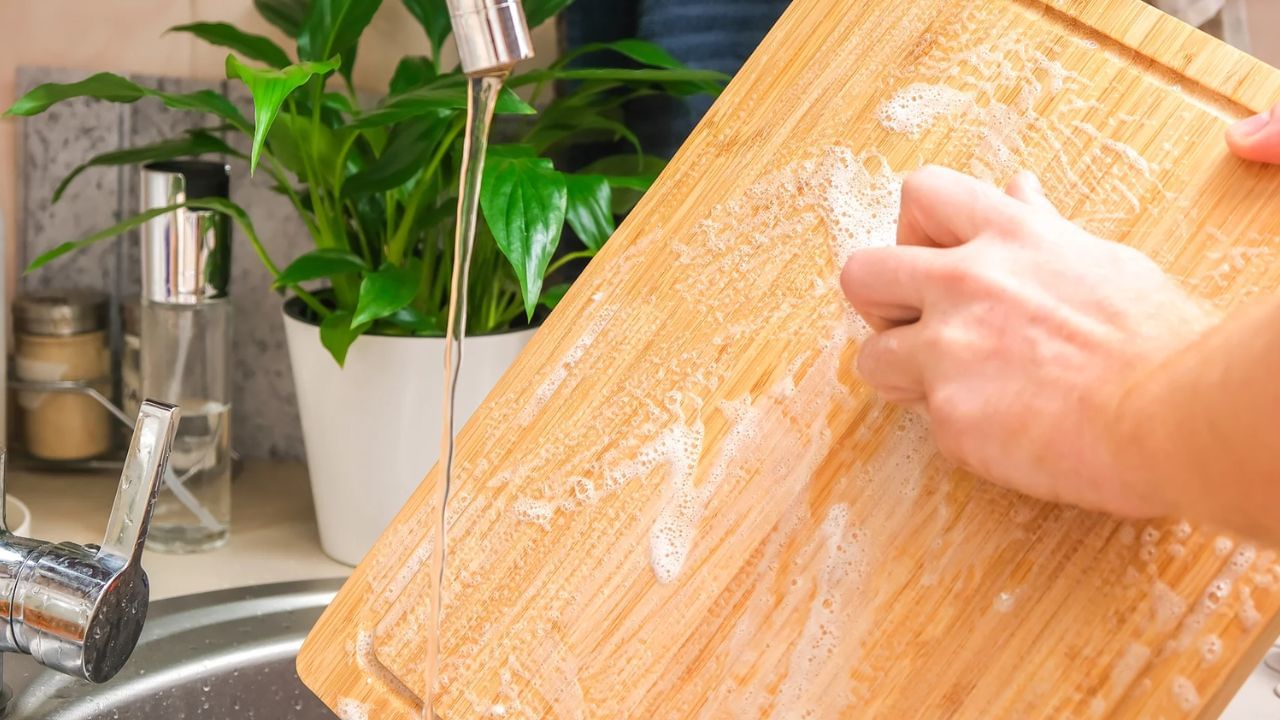 Kitchen Hacks: కొత్త చాపింగ్ బోర్డు కొనాలనుకుంటున్నారా..? ముందు ఈ సింపుల్ చిట్కాలను ట్రై చేయండి..!