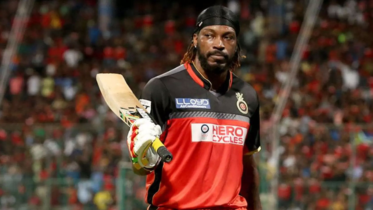 యూనివర్స్ బాస్ క్రిస్ గేల్ టీ20 క్రికెట్‌లో 463 మ్యాచ్‌లు ఆడాడు. అతను 455 ఇన్నింగ్స్‌లలో బ్యాటింగ్ చేశాడు. 10,060 బంతుల్లో 1056 సిక్సర్లు కొట్టాడు. దీంతో టీ20 క్రికెట్ చరిత్రలో వెయ్యికి పైగా సిక్సర్లు బాదిన ఏకైక బ్యాట్స్‌మెన్‌గా నిలిచాడు.