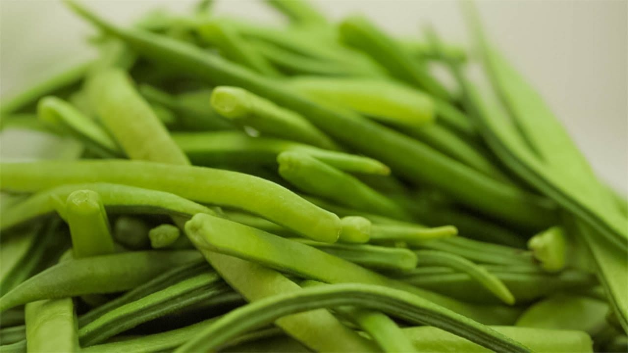 గోరు చిక్కుడులో ఫైబర్ శాతం ఎక్కువగా ఉంటుంది. కాబట్టి జీర్ణ సమస్యలతో బాధ పడేవారు తింటే గ్యాస్, అజీర్తి, మలబద్ధకం వంటి సమస్యలు ఉన్నవారు తింటే మంచి ఫలితం ఉంటుంది. శరీరంలో బ్యాడ్ కొలెస్ట్రాల్‌ని కూడా కంట్రోల్ చేస్తుంది.
