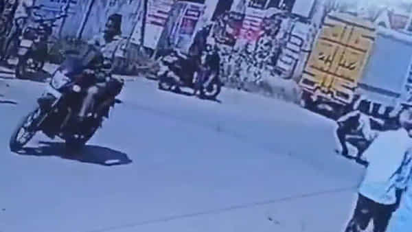వార్నీ ఇదెక్కడి న్యాయం సారూ..! హెల్మెట్ లేని కానిస్టేబుల్.. రోడ్డుదాటున్న యువకుడి చెంపపగులగొట్టాడు..ఎందుకంటే..
