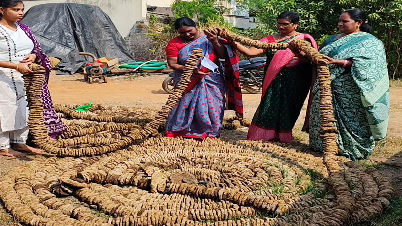 ఇలా గ్రామంలో అలవాటుగా మారిన ఈ సాంప్రదాయం కోసం వివాహం అయినా ఆడపడుచులు కూడా ఏప్రాంతంలో ఉన్నా సంక్రాంతి వచ్చే సమయంలో నెల ముందే ఈ గ్రామానికి కుటుంబ సమెతంగా చేరుకుంటారు. సంక్రాంతి నేలగంట పట్టినప్పటి నుండి వాళ్ళ ఇళ్లలో ఉన్నా గోవులకు పసుపు కుంకుమ తో శుద్ధి చేసి ప్రత్యేక శ్రద్ధతో ఆవు మూత్రం ను, పెడను సేకరించి పిడకలను తయారు చేస్తారు..అప్పటి నుండి తయారు చేసిన పిడకలను వాళ్లకు అనువుగా ఉన్నా చోట ఎండబెట్టి దండలుగా తయారు చేస్తారు.