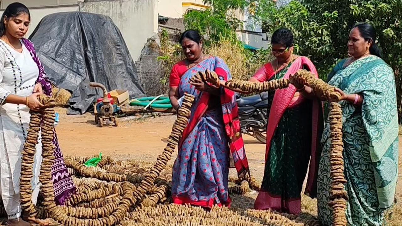 ప్రతి ఏటా వేసే లక్ష పిడకలు బదులు ఈఏడాది మాత్రం లక్ష నూట పదహారు వరకు పిడకలను బోగి మంటకు సిద్ధం చేశామని, ఈ మహోత్తర కార్యక్రమ వల్ల పాడి పంటలు, అభివృద్ధి చెందుతాయని, లక్ష పిడకలు వేయడం తో లక్ష్మి కాంతులతో లక్కు కోసం ప్రతి సంక్రాంతి కి ఎదురు చూస్తున్నానంటూ రామలక్ష్మి అనే మహిళా చెబుతున్నారు... మరో పక్క ఇతర రాష్ట్రాల నుండి ఈ గ్రామంలో సంక్రాంతి కు ఈ బోగి రోజున వేసే పిడకల సాంప్రదాయం లో పెద్ద ఎత్తున పాల్గొనీ తాము కూడా బోగి మంటల్లో పిడకలు వేయడం చాలా సంతోషం గా ఉందని చెబుతున్నారు స్థానికులు..