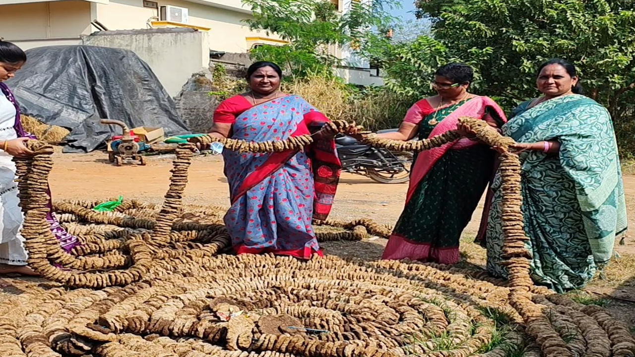 లక్ష పిడకలతో ‘భోగి’ ఊరంతా సందడే సందడి..! క్యూ కడుతున్న మహిళలు.. ఎక్కడో తెలుసా..?