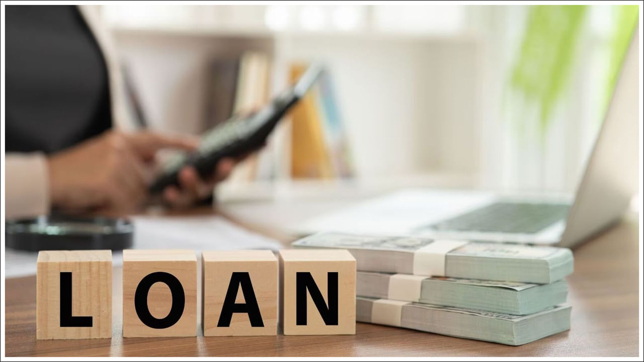 మీ క్రెడిట్ స్కోర్ ఎంత ఎక్కువగా ఉంటే, రుణం పొందే అవకాశాలు అంత ఎక్కువగా ఉంటాయి. క్రెడిట్ స్కోర్ 300 నుండి 900 మధ్య ఉంటుంది. కానీ 750 లేదా అంతకంటే ఎక్కువ స్కోర్ ఉత్తమంగా పరిగణిస్తారు. మీ క్రెడిట్ స్కోర్ 650 కంటే తక్కువ ఉంటే, బ్యాంక్ మీకు రుణం ఇచ్చేందుకు కొంత వెనుకడుగు వేస్తుంది. మీరు సకాలంలో రుణం చెల్లించలేరని బ్యాంకు భావిస్తోంది. క్రెడిట్ స్కోర్ లేదా CIBIL స్కోర్ పెంచడానికి, బకాయిలను సకాలంలో చెల్లించడం ముఖ్యం. 