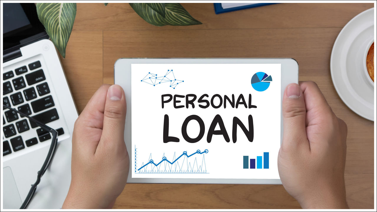 మీరు రుణాలపై అనేక ఆఫర్‌లను పొందుతారు. కానీ వీటిపై వడ్డీ రేట్లు అవసరమైన దానికంటే ఎక్కువగా ఉంటాయి. కొన్ని సందర్భాల్లో మీకు హామీదారు కూడా అవసరం. అటువంటి పరిస్థితిలో 500 క్రెడిట్ స్కోర్‌తో సొంత నిబంధనలపై రుణం పొందే అవకాశాలు చాలా తక్కువ. రుణం కోసం దరఖాస్తు చేయడానికి ముందు మీ క్రెడిట్ స్కోర్‌ను మెరుగుపరచడం ముఖ్యం. ఇందుకోసం బకాయి బిల్లులను వీలైనంత త్వరగా చెల్లించాలి. 