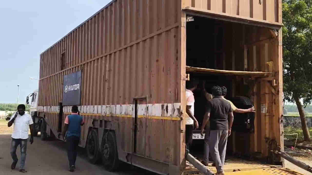 Andhra News: కంటైనర్ నుంచి జీపీఎస్ సిస్టం సిగ్నల్స్.. ఛేజ్ చేసి తనిఖీ చేయగా దిమ్మతిరిగే షాక్