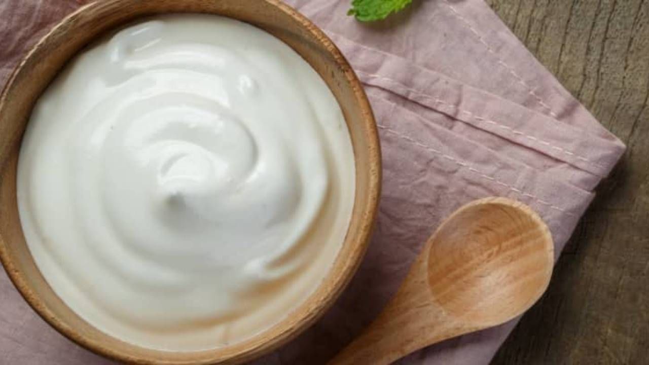 అంతే కాకుండా పెరును ఫ్రిడ్జ్‌‌లో పెడితే.. చల్లదనానికి వింత వాసన కూడా వస్తుంది. దీంతో పెరుగు తినాలనిపించదు. ఫ్రిడ్జ్ నుంచి కూడా బ్యాడ్ స్మెల్ వస్తుంది. పెరుగును ఎలాంటి డౌట్ లేకుండా బయట పెట్టుకోవచ్చు. దీని వల్ల ఎలాంటి నష్టం ఉండదు.

(NOTE: ఇందులోని అంశాలు కేవలం అవగాహన కోసం మాత్రమే. నిపుణులు అందించిన సమాచారం ప్రకారం ఇక్కడ తెలియజేయడమైనది. ఆరోగ్యరీత్యా ఎలాంటి సమస్యలు ఉన్నా వైద్య నిపుణుల్ని సంప్రదించడం మేలు.)
