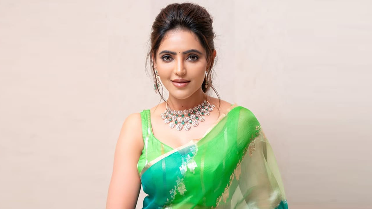 21 డిసెంబర్ 1994లో తమిళనాడు రాష్ట్రంలోని కోయంబత్తూరులో జన్మించింది అతుల్య రవి. ఈమె అసలు పేరు దివ్య. తమిళనాడులోని కోయంబత్తూరులోని వివేకం మెట్రిక్యులేషన్ హయ్యర్ సెకండరీ పాఠశాలలో పాఠశాల విద్యను అభ్యసించింది.