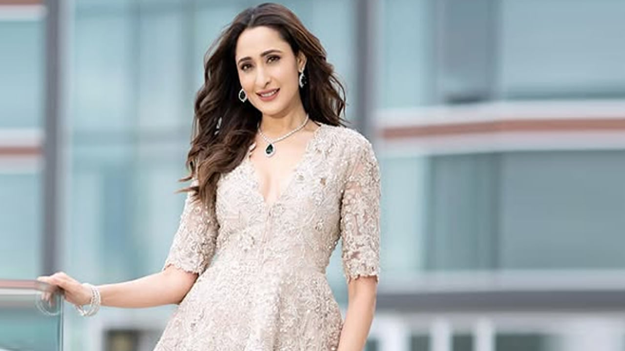 2015లో మిర్చి లాంటి కుర్రాడు చిత్రంతో తెలుగు డెబ్యూ ఇచ్చిన ఈ బ్యూటీ... అదే ఏడాది వచ్చిన కంచె సినిమాతో మంచి గుర్తింపు తెచ్చుకుంది. కంచె చిత్రానికి 63వ ఫిల్మ్ఫేర్ అవార్డ్స్ సౌత్ బెస్ట్ ఫిమేల్ డెబ్యూట్, 5వ SIIMA ఉత్తమ మహిళా అరంగేట్రం (తెలుగు), సినీమా అవార్డ్స్ బెస్ట్ ఫిమేల్ డెబ్యూ, 18వ ఉగాది పురస్కారాలు ఉత్తమ మహిళా అరంగేట్రం, జీ తెలుగు అప్సర అవార్డులు, TSR – TV9 జాతీయ చలనచిత్ర అవార్డుల వేడుకలో ఉత్తమ తొలి నటి అవార్డులు ఉందుకుంది.