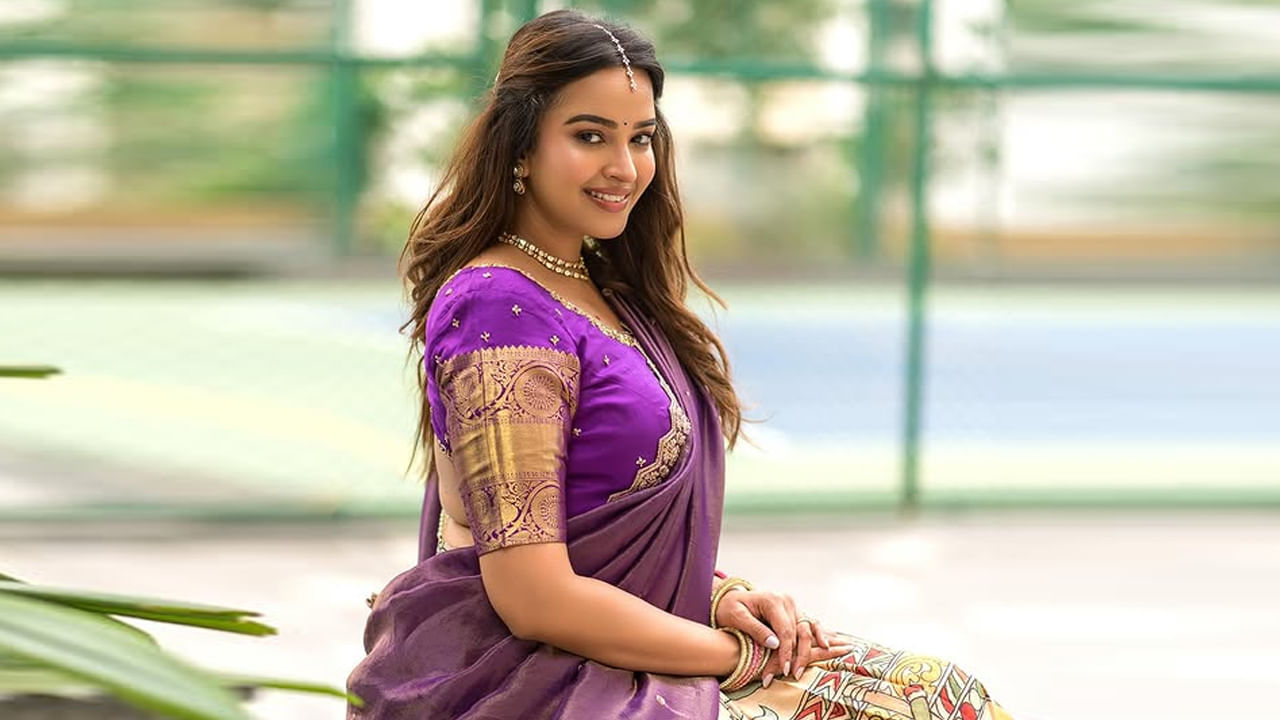  పూజిత పొన్నాడ ప్రధానంగా తెలుగు సినిమాలో పనిచేసే భారతీయ నటి. ఆమె ప్రధానంగా 2018లో రంగస్థలం మరియు 2019లో కల్కి చిత్రాలలో తన పాత్రలకు ప్రసిద్ది చెందింది. తాజాగా సోషల్ మీడియా వేదికగా ఈ ముద్దుగుమ్మ షేర్ చేసిన ఫోటోలు తెగ వైరల్ అవుతున్న్నాయి.