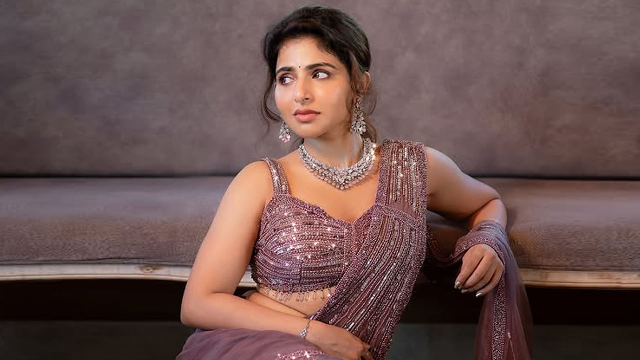 ఐశ్వర్య మీనన్ మాన్‌సూన్ మ్యాంగోస్‌ అనే సినిమాలో సపోర్టింగ్ రోల్ లో మలయాళ చిత్ర పరిశ్రమలో అడుగుపెట్టింది. 2023లో యాక్షన్ ఎంటర్టైనర్ చిత్రం స్పైలో నిఖిల్ సరసన హీరోయిన్ గా తొలిసారి టాలీవుడ్ మూవీలో నటించింది ఈ భామ.