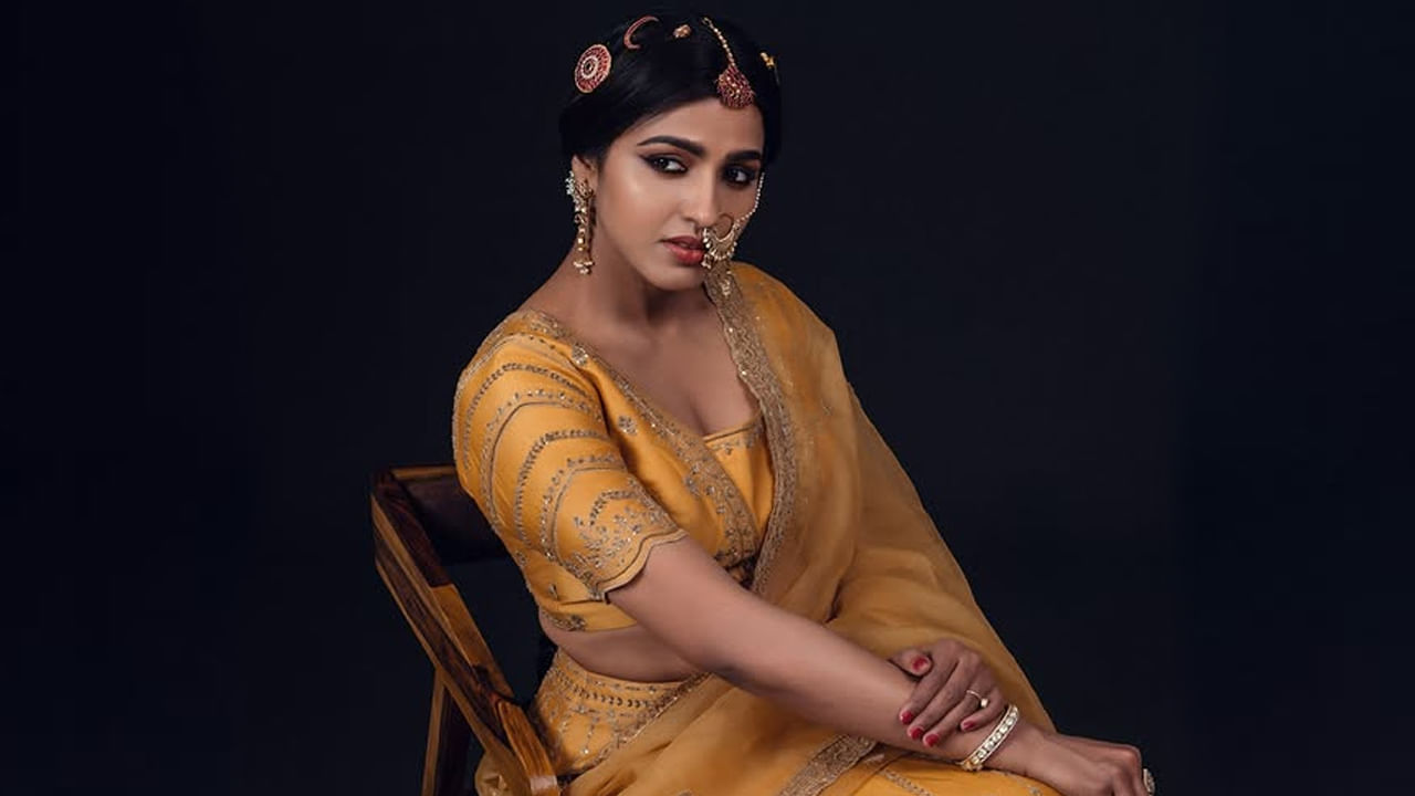 20 నవంబర్ 1989న తమిళనాడు రాష్ట్రంలోని ప్రముఖ నగరమైన తంజావూరులో జన్మించింది వయ్యారి భామ సాయి ధన్షిక. ఎక్కువగా తమిళంలో నటిస్తుంది ఈ వయ్యారి భామ. 2006లో తమిళ చిత్రం మనతోడు మజాయికాలంతో చలనచిత్ర అరంగేట్రం చేసింది.