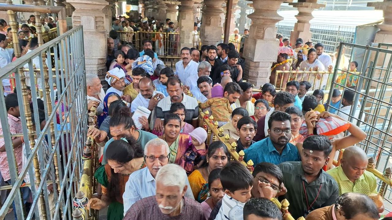 శ్రీశైలం మల్లన్న ఆలయానికి భారీగా పెరిగిన భక్తుల రద్దీ.. ఎన్ని గంటల సమయం పడుతుందంటే..