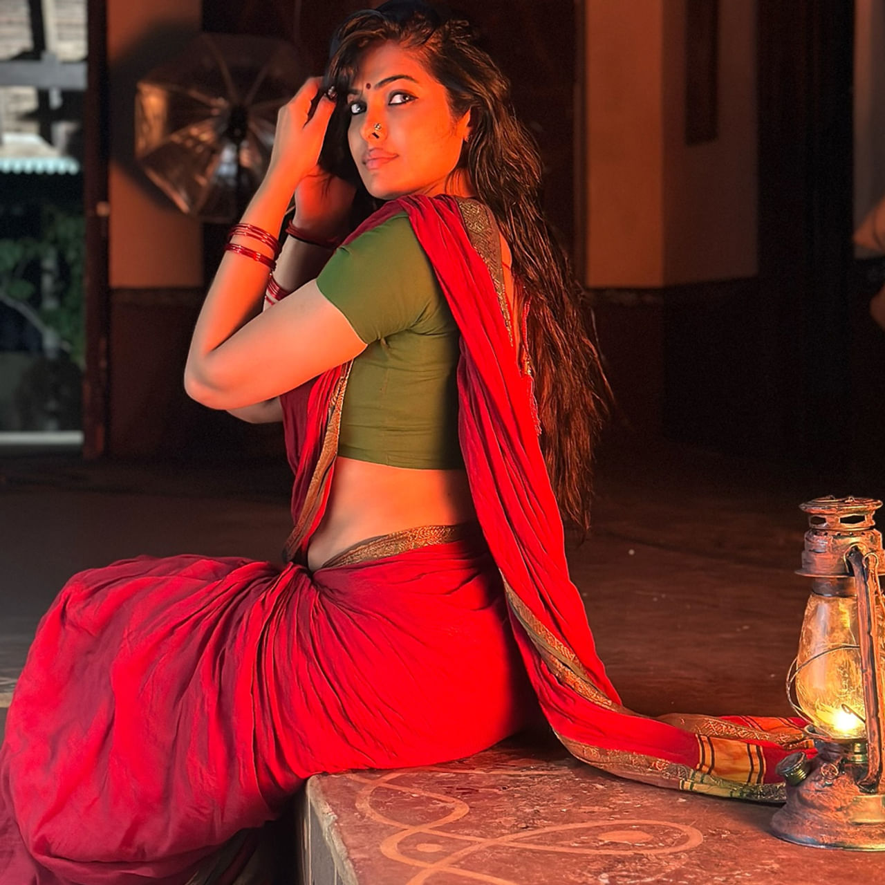 బిగ్ బాస్ రియాల్టీ షో తర్వాత చాలా మంది క్రేజ్ తెచ్చుకున్నారు. వారిలో దివి వైధ్య ఒకరు. ఈ అమ్మడికి నెట్టింట విపరీతమైన క్రేజ్ వచ్చింది. నిజానికి బిగ్ బాస్  షో తో ఈ అమ్మడికి మంచి ఫాలోయింగ్ వచ్చేసింది. తన ఆటతో పాటు అందంతోనూ ఆకట్టుకుంది ఈ చిన్నది. 