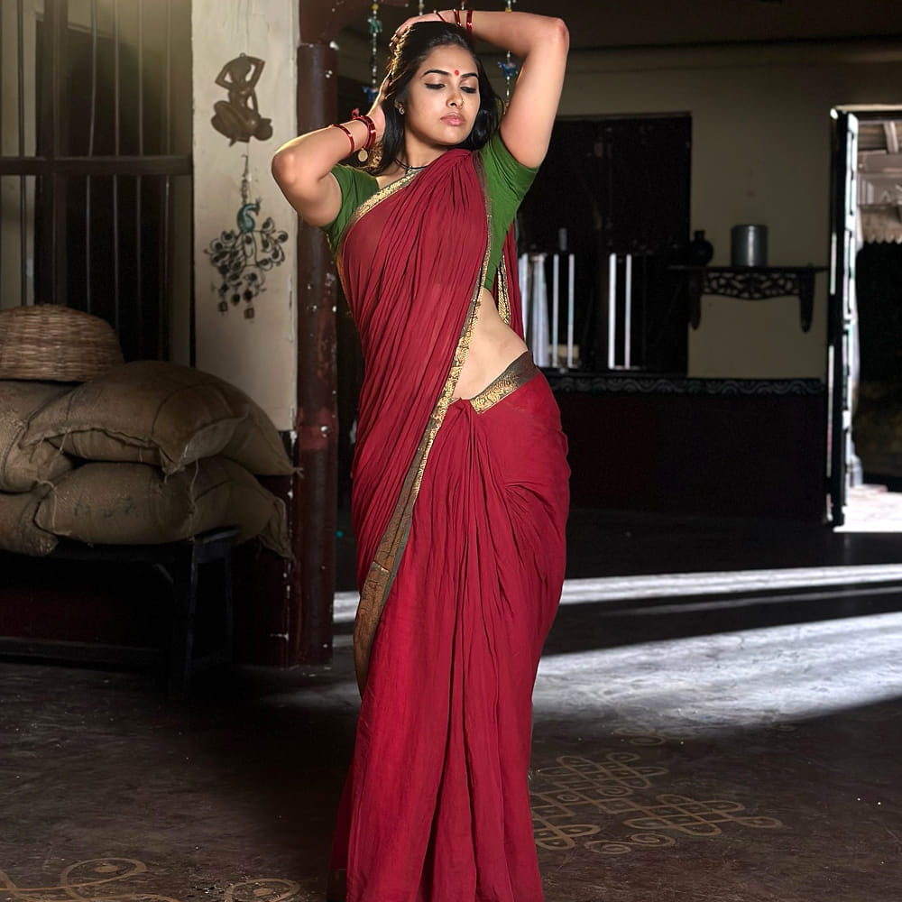 ఎప్పటికప్పుడు ట్రెడిషనల్, గ్లామర్ మోడ్రన్ ఫోటోలతో  కుర్రకారుకు నిద్రపట్టకుండా చేస్తుంది ఈ వయ్యారి. ఓ వైపు సినిమాల్లో నటిస్తూనే మరో వైపు సోషల్ మీడియాలో క్రేజ్ పెంచుకుంటుంది. రెగ్యులర్ గా దివి ఫోటోలు షేర్ చేస్తూనే ఉంది. 