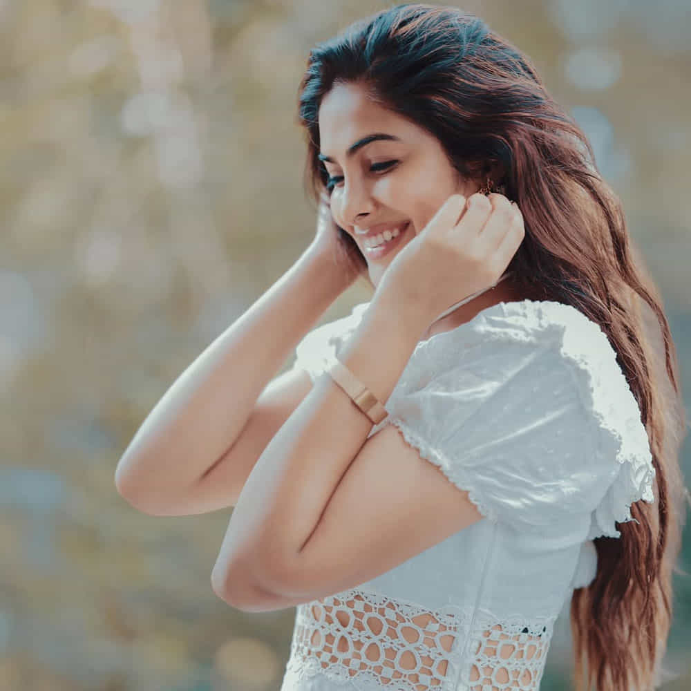ఆ వయ్యారి మరెవరో కాదండి.. టాలీవుడ్ నటి దివి వైధ్య. బిగ్ బాస్ సీజన్ 4 ద్వారా తెలుగు ప్రేక్షకులకు పరిచయమైంది. అంతకు ముంది సినిమాల్లో చిన్న చిన్న పాత్రలు పోషించింది. కానీ అంతగా ఫేమస్ కాలేదు.