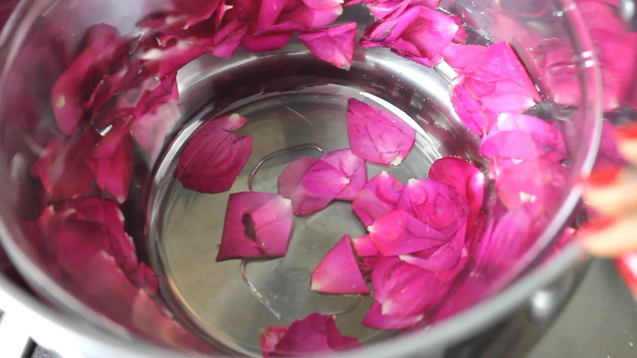 డ్రై స్కిన్తో బాధ పడేవారు టోనర్ ఉపయోగించాలి. ఈ టోనర్ ఇంట్లో కూడా తయారు చేసుకోవచ్చు. టోనర్గా రోజ్ వాటర్ ఉపయోగించవచ్చు. లేదంటే దేశవాళీ గులాబీలను నీటిలో మరిగించి.. చల్లారాక వడకట్టి ఆ నీటిని టోనర్గా యూజ్ చేయవచ్చు.