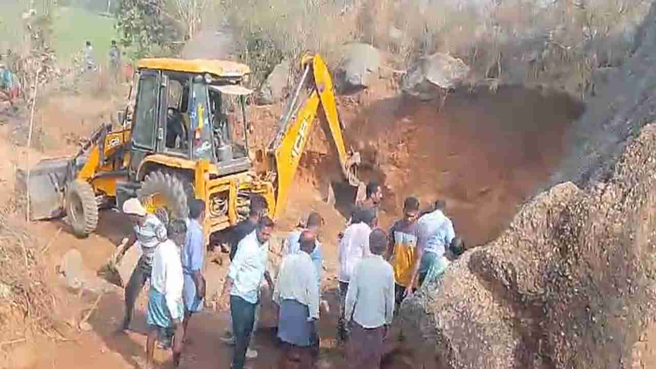 Telangana: ఓరి దేవుడా.. బండరాళ్ల కింద నలిగిన తల్లికూతుళ్ల బతుకులు!