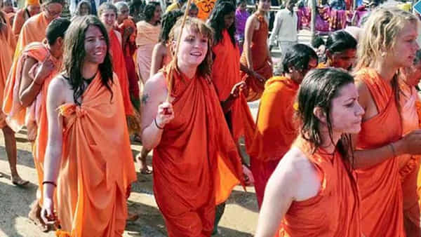 Maha Kumbha Mela:మహా కుంభలో సందడి చేస్తోన్న నాగ సాధువులు.. ఆడ నాగ సాధువు బట్టలు ధరించే విషయంలో నియమాలున్నాయని తెలుసా..