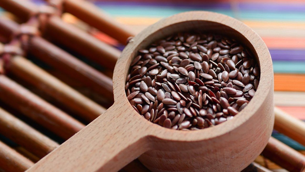 ఇవి చిన్నవిగా కనిపించినప్పటికీ అనేక రకాల పోషకాలతో నిండి ఉంటాయి. ఈ గింజల్లో ఒమేగా-3 ఫ్యాటీ యాసిడ్స్, ఫైబర్, ప్రొటీన్లు, విటమిన్లు, మినరల్స్ పుష్కలంగా ఉంటాయి. అవిసె గింజల్లోని ఒమేగా-3 ఫ్యాటీ యాసిడ్‌లు రక్తపోటు, కొలెస్ట్రాల్ స్థాయిలను తగ్గించడమే కాకుండా, గుండె జబ్బుల ప్రమాదాన్ని కూడా నివారిస్తాయి. 