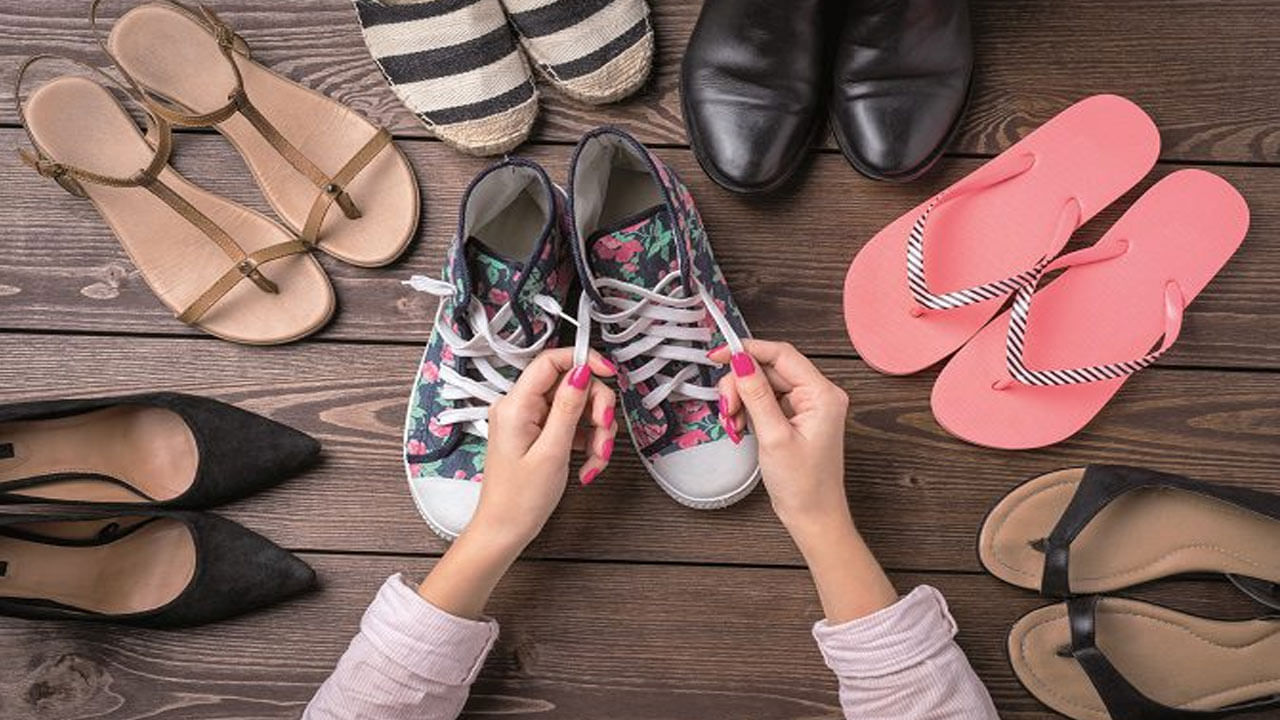 మార్కెట్లోకి వచ్చే రంగురంగుల, ఆకర్షణీయమైన చెప్పులు, షూ ఫ్యాషన్ ప్రియుల దృష్టిని ఆకర్షిస్తుంటాయి. ఈ చెప్పుల్లో చాలా వెరైటీలు ఉంటాయి. కొంతమంది తమ డ్రెస్సింగ్‌కు సరిపోయే చెప్పులను కొనుగోలు చేస్తారు. మరికొందరు అన్ని డ్రెస్సులపై ఒకే రకమైన బూట్లు, చెప్పులు కొనుగోలు చేస్తుంటారు. అయితే వీటిని కొనే సమయంలో మనం చేసే కొన్ని పొరపాట్లు మన ఆరోగ్యంపై తీవ్ర ప్రభావం చూపుతాయంటున్నారు నిపుణులు. ముఖ్యంగా షూస్ కొనే సమయంలో ఈ పాయింట్లపై ఎక్కువ శ్రద్ధ పెట్టాలట. అవేంటంటే..