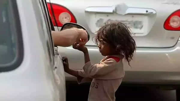 Beggars: జాలిపడి యాచకురాలికి బిచ్చమేసిన త్యాగమూర్తిపై కేసు.. ఏడాది జైలు శిక్ష!