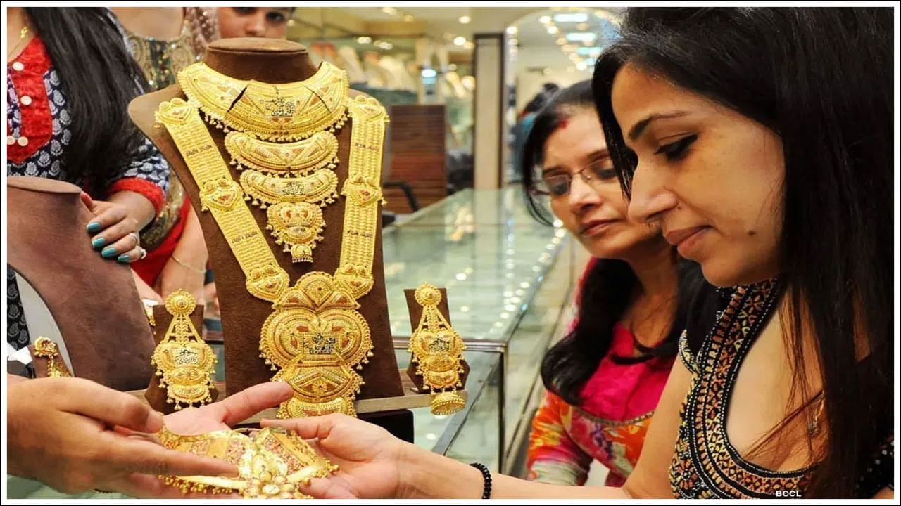 Gold Price: పసిడి ప్రియులకు అలర్ట్.. హైదరాబాద్, విజయవాడలో ధరలు ఎలా ఉన్నాయంటే..