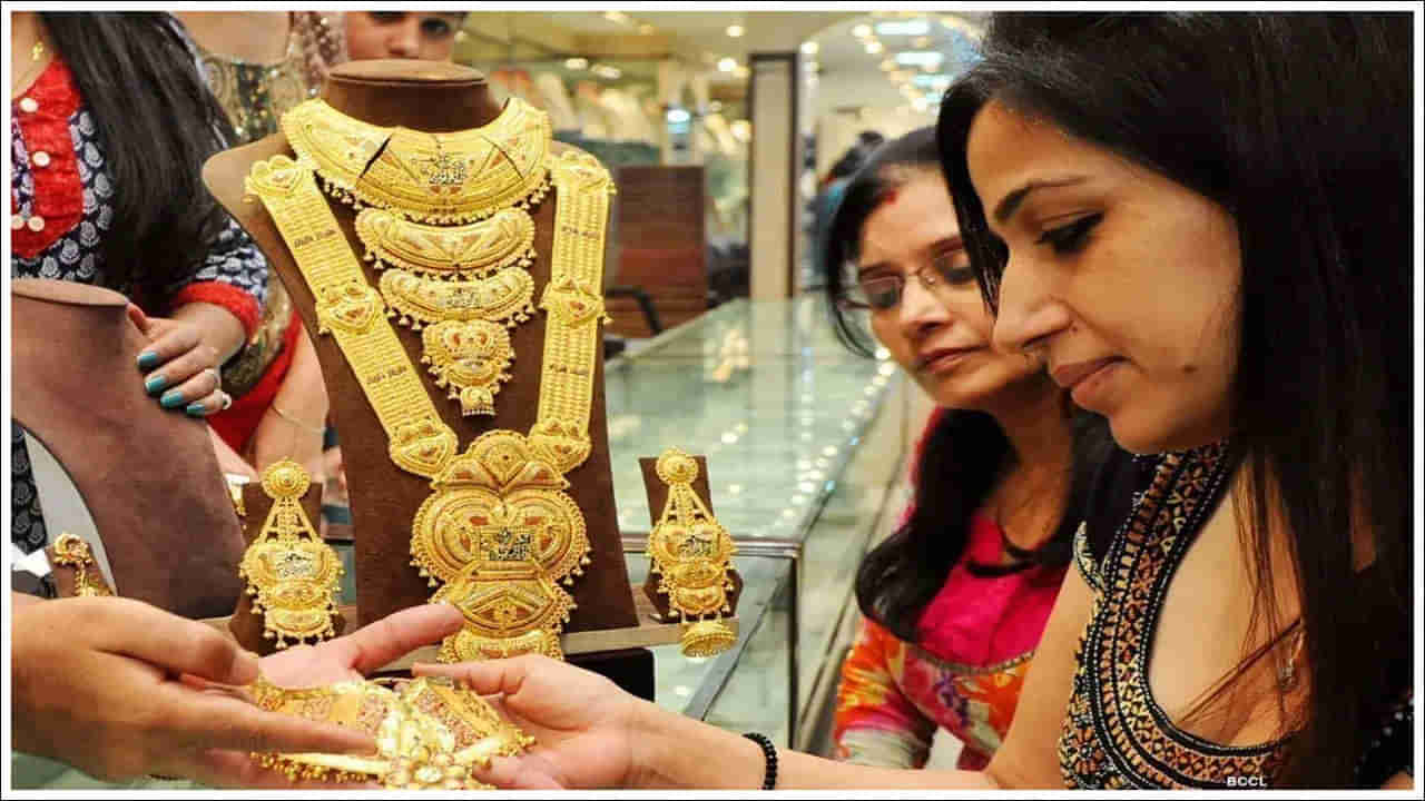Gold Price: పసిడి ప్రియులకు అలర్ట్.. హైదరాబాద్, విజయవాడలో ధరలు ఎలా ఉన్నాయంటే..